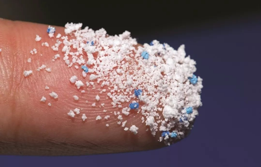 科學家首次在人類血液中發(fā)現(xiàn)微塑料，使用生物降解袋減少微塑料的產(chǎn)生(圖1)